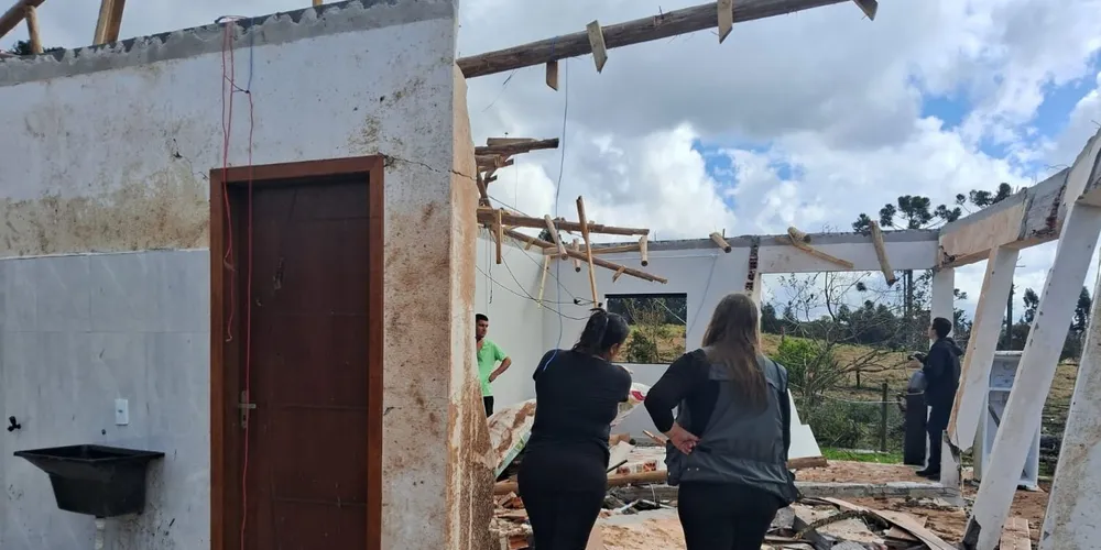 Uma casa de concreto ficou destruída