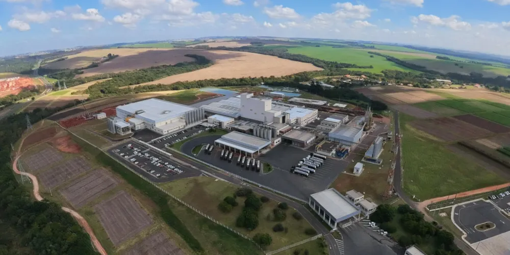 Conhecida mundialmente pelas embalagens longa-vida, a Tetra Pak também atua no desenvolvimento de soluções completas para o processamento e envase de alimentos e bebidas
