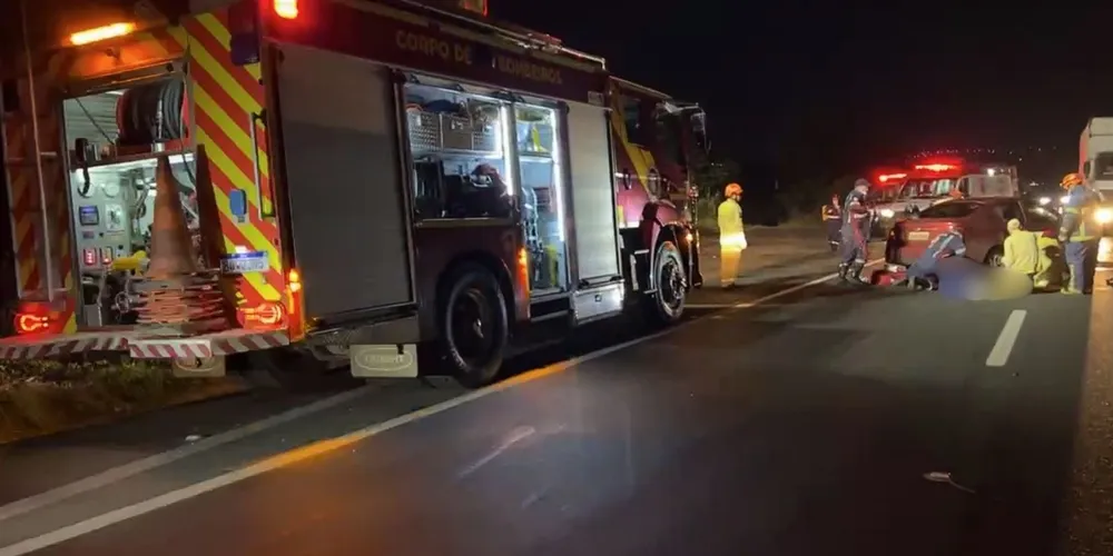 Em razão do acidente, a pista no sentido Curitiba ficou totalmente interditada