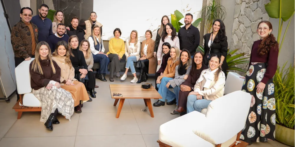 Durante a visita, os participantes tiveram a oportunidade de conferir de perto as tendências, conceitos inovadores e lançamentos que vêm desenhando o futuro do morar