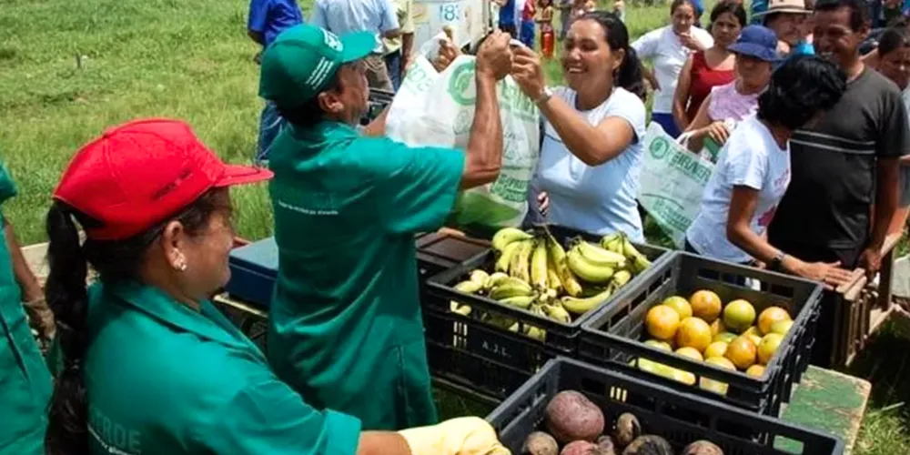 Três equipes vão percorrer os bairros para trocar recicláveis por frutas, verduras e legumes