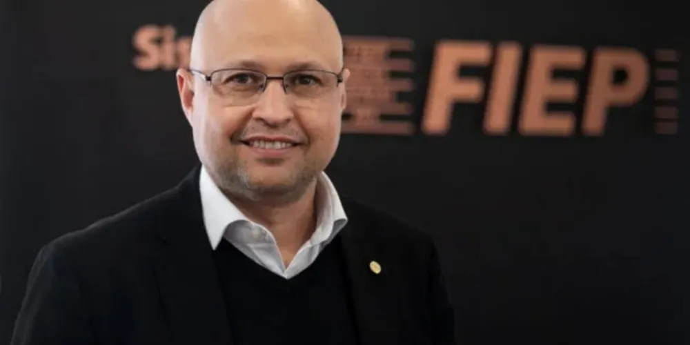 Em sua trajetória profissional, já atuou no associativismo empresarial de diversas instituições, como a Associação Comercial e Industrial de Cascavel (ACIC) e o Sindicato das Indústrias de Produtos de Artefatos de Cimento do Paraná (Sindicaf-PR)