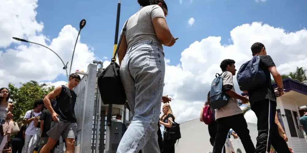 Alunos acessando portão do ENEM