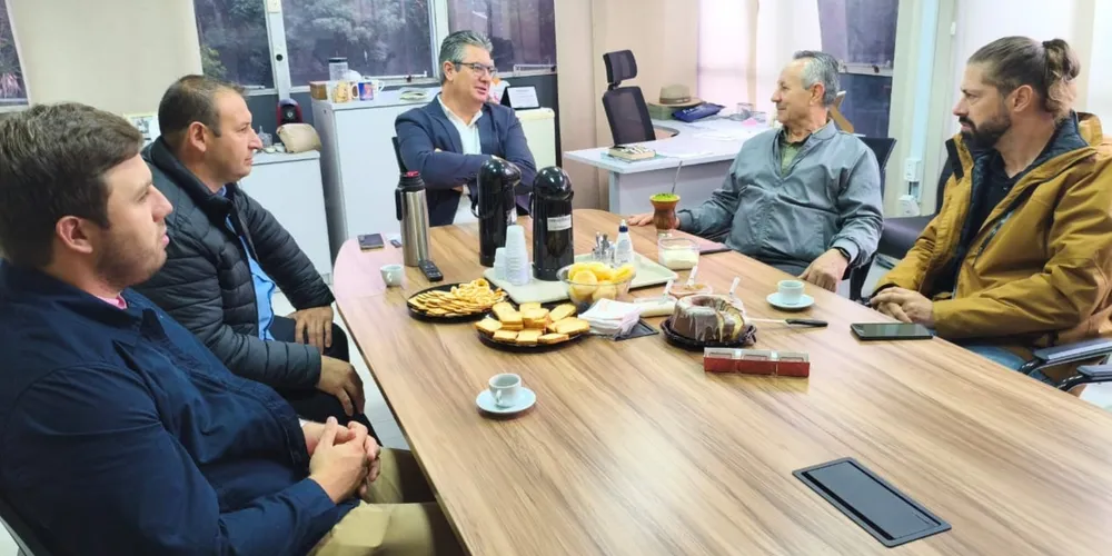 Julio Kuller e representantes da Sociedade Rural dos Campos Gerais