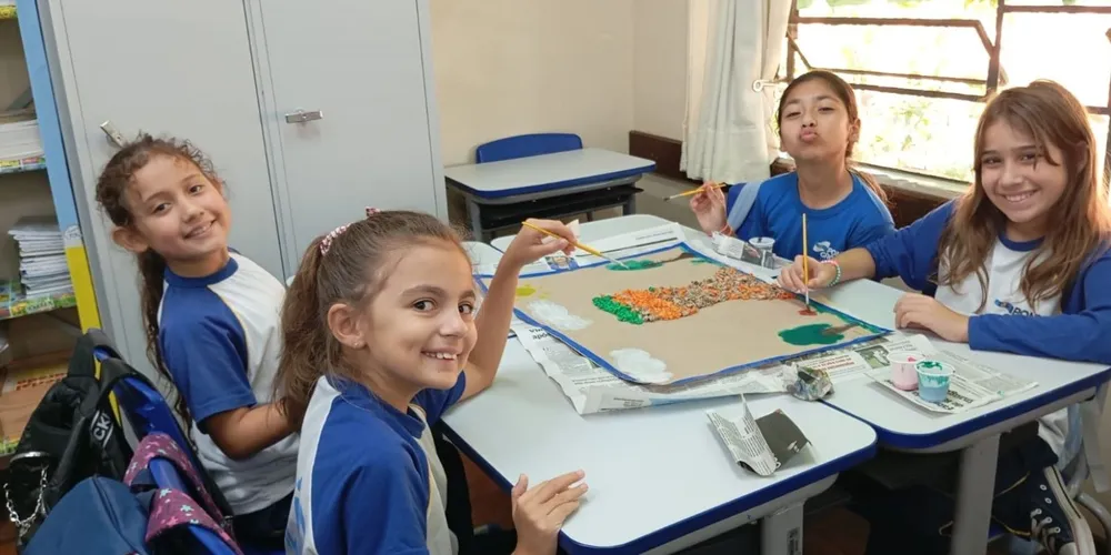 Os estudantes participaram de atividades práticas e interativas, como dinâmicas, colagens, pinturas com tinta guache e a produção do painel “Do papel à rocha: recriando Vila Velha”