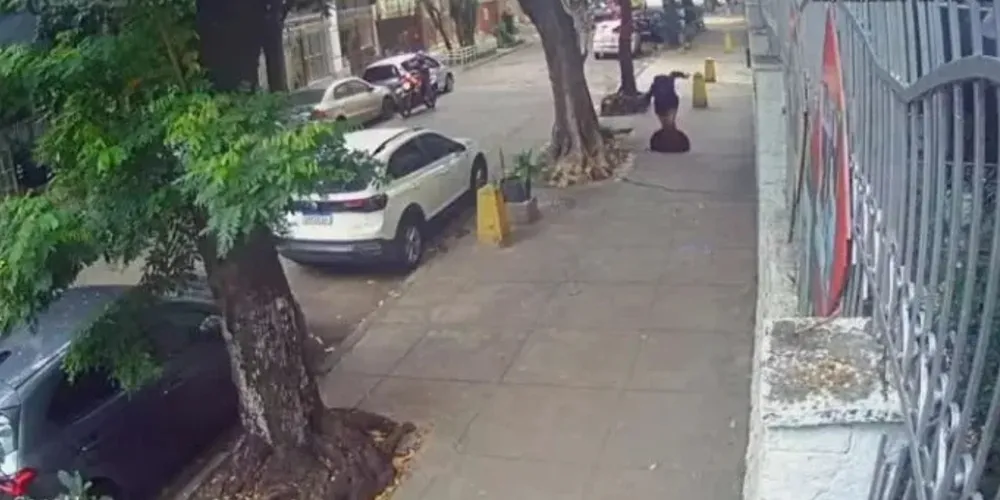 Mulher cai em bueiro