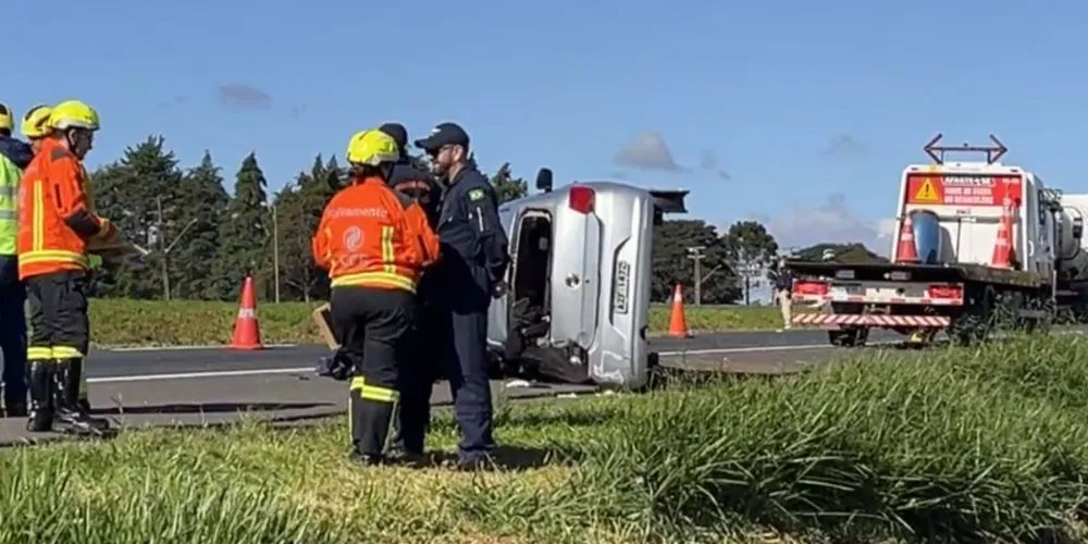 O carro se desgovernou, atravessou a pista contrária e capotou