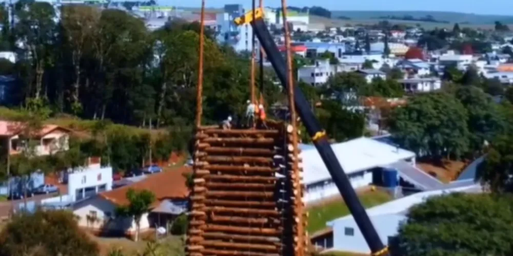 Fogueira de 47 metros de altura