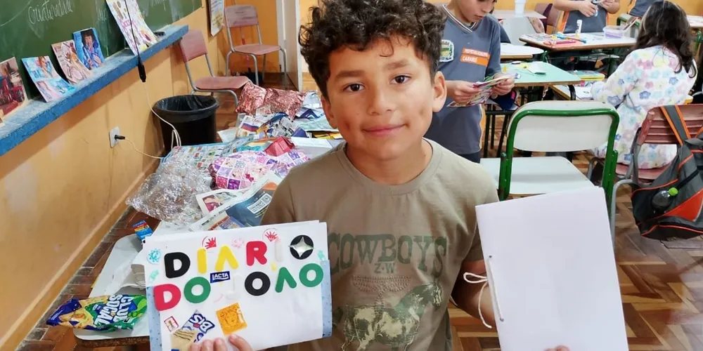 A turma produziu capas personalizadas para os diários utilizando embalagens, panfletos, catálogos, papéis, fitas e outros materiais recicláveis