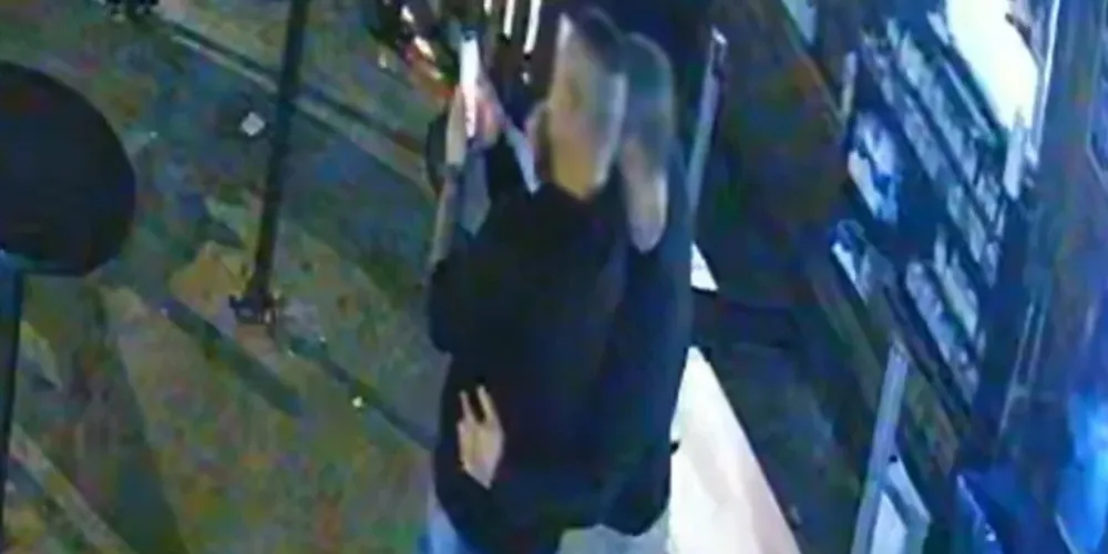 Policiais abraçados