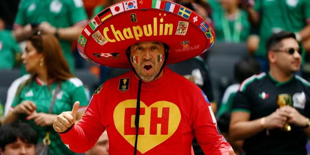 Torcedor vestido como Chapolin Colorado durante a cerimônia de abertura da Copa do Mundo de 2026