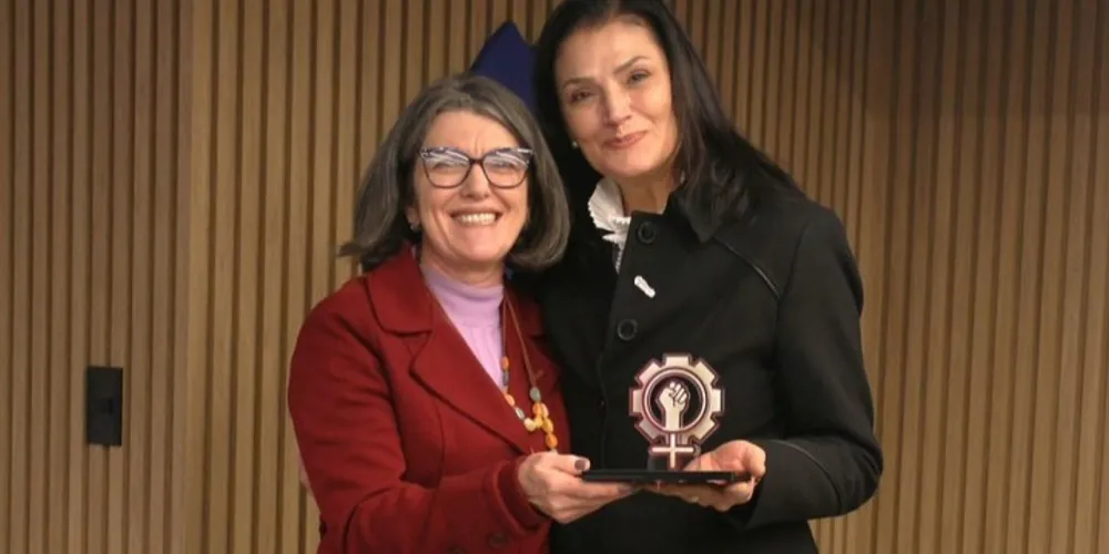 Ester Amelia Assis Mendes recebendo Prêmio Mulher InspirAÇÃO 2026
