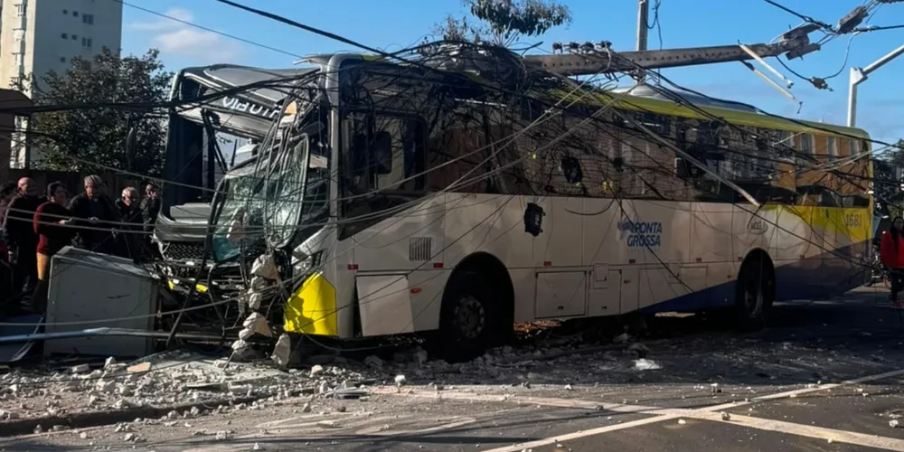 Ônibus após acidente na região central de Ponta Grossa