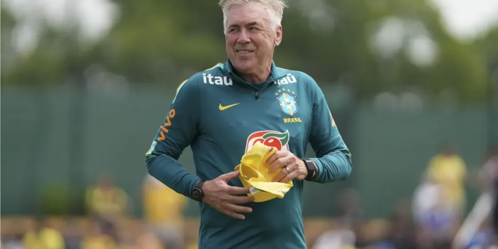 Carlo Ancelotti no comando do treino da Seleção Brasileira