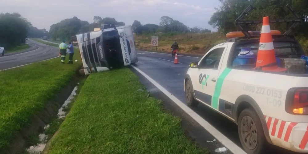 Veículo tombado na PR-151