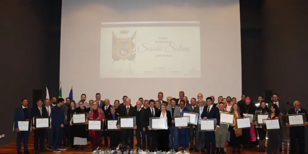 Sessão Solene que homenageou  28 personalidades por suas contribuições ao desenvolvimento de PG
