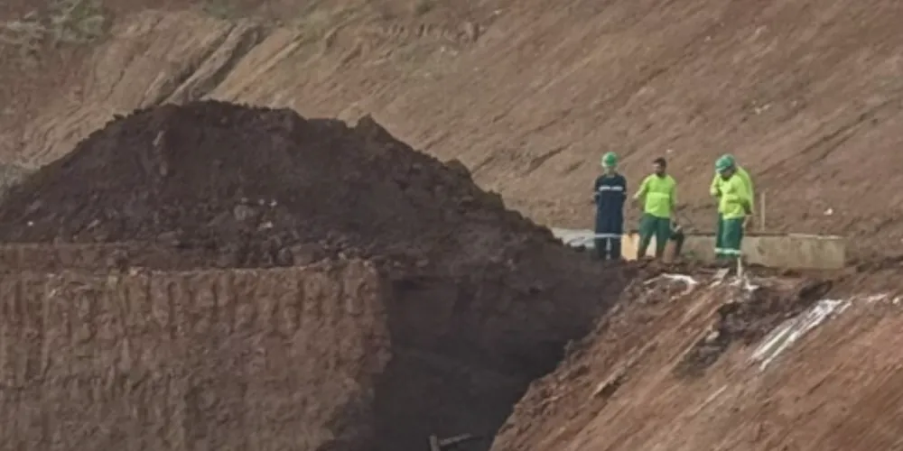 Ao chegarem ao local, os socorristas encontraram a vítima parcialmente soterrada pelos membros inferiores e já sem sinais vitais