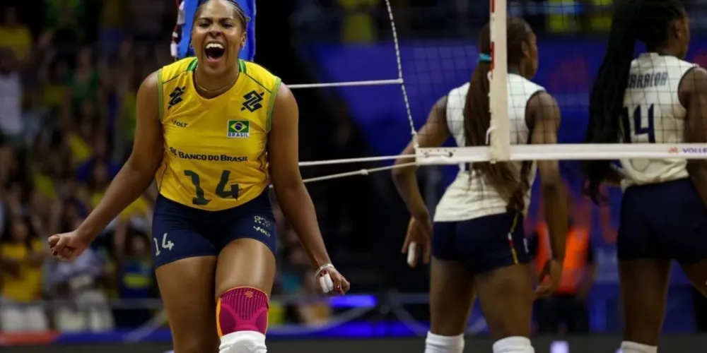 Ana Cristina, ponteira do Brasil, comemorando ponto marcado sobre a Itália, em jogo da VNL Feminina