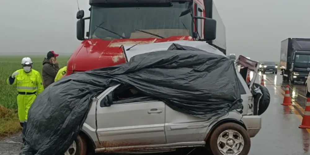 A vítima teria saído de uma estrada rural e, ao acessar a rodovia, o veículo teria derrapado na pista molhada
