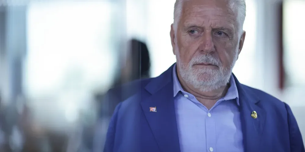 A suspeita é que o líder do governo no Senado teria recebido vantagens financeiras