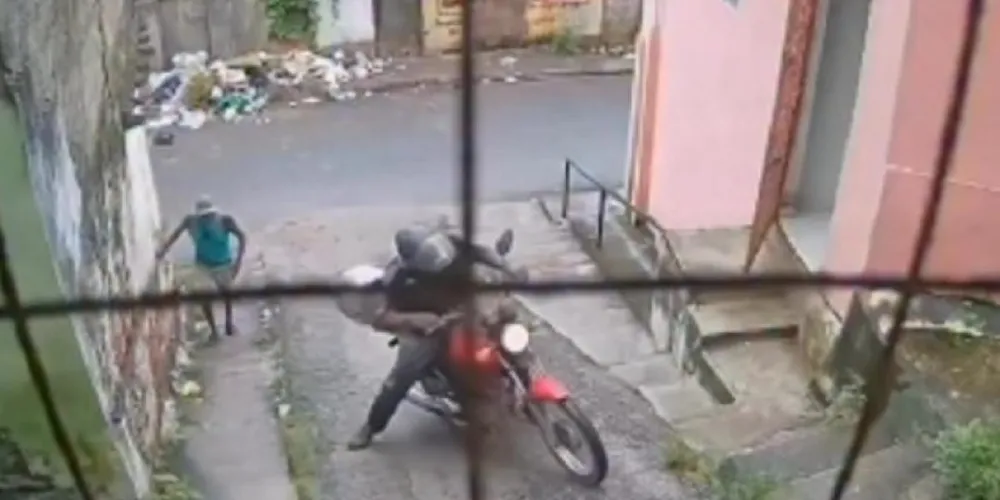 De acordo com relatos de moradores, o entregador subia uma via íngreme quando perdeu o controle da moto