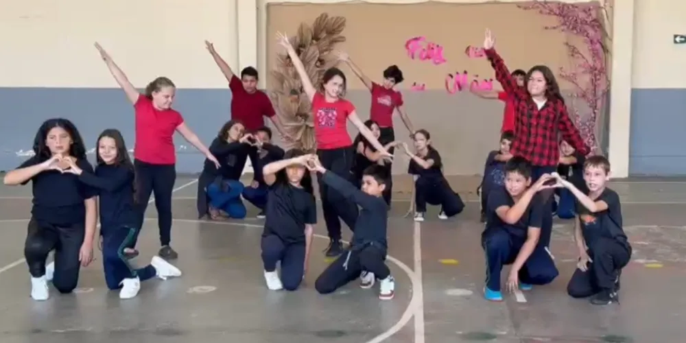 Estudantes puderam realizar bela apresentação na quadra escolar