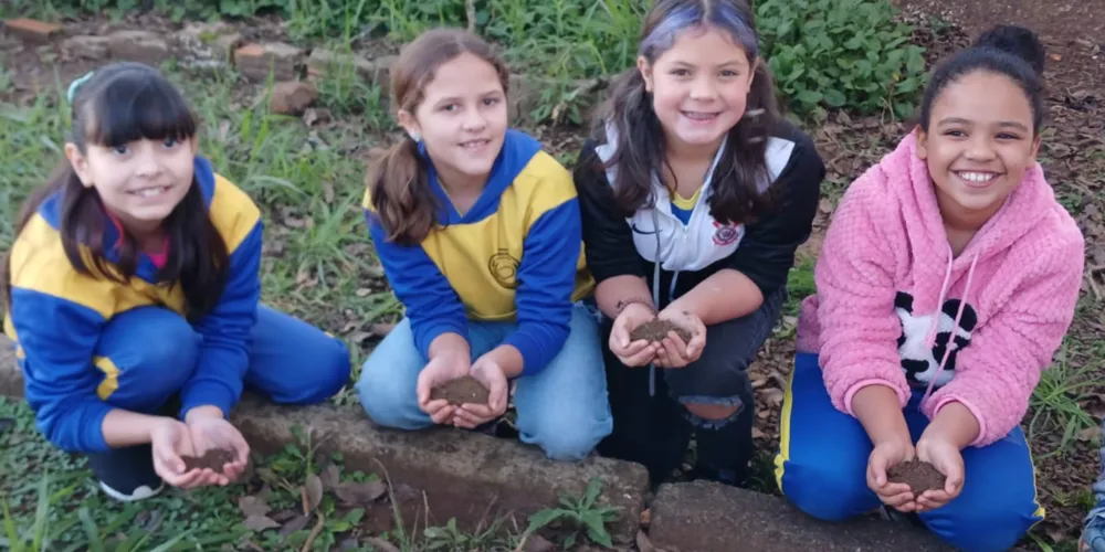 Educandos puderam colocar a 'mão na terra' para fixar aprendizado
