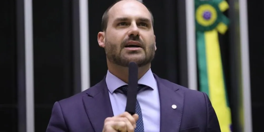 Segundo jornal, Eduardo Bolsonaro participou com intermediário de negociações com Daniel Vorcaro