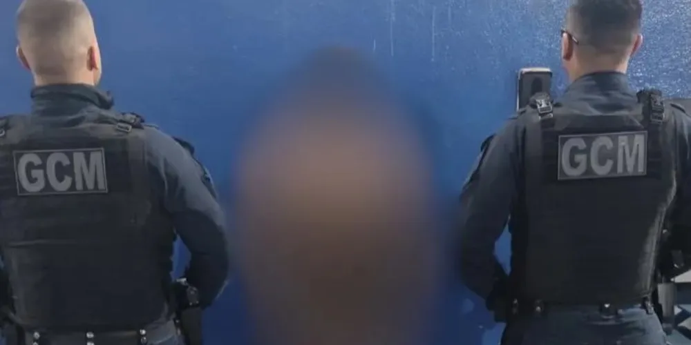 Horas após o feminicídio, o principal suspeito, um homem de 44 anos, foi localizado na residência do casal