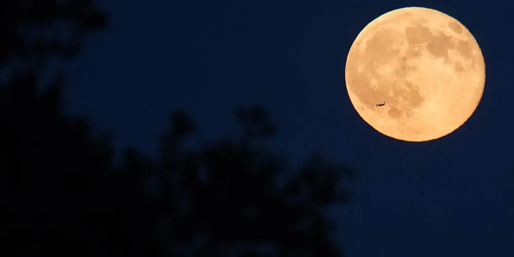 Nasa registra foto de lua cheia conhecida como "Blue Moon" ("Lua Azul")
