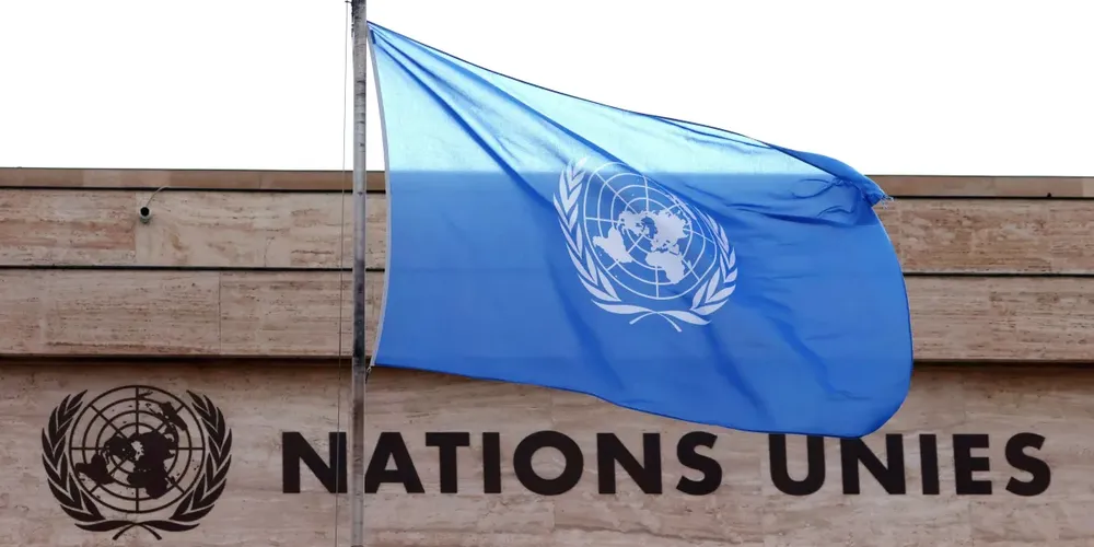 Bandeira da ONU tremula em frente a prédio durante o Conselho de Direitos Humanos das Nações Unidas em Genebra, Suíça
