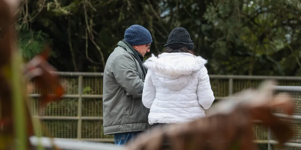 Pessoas com roupas de frio