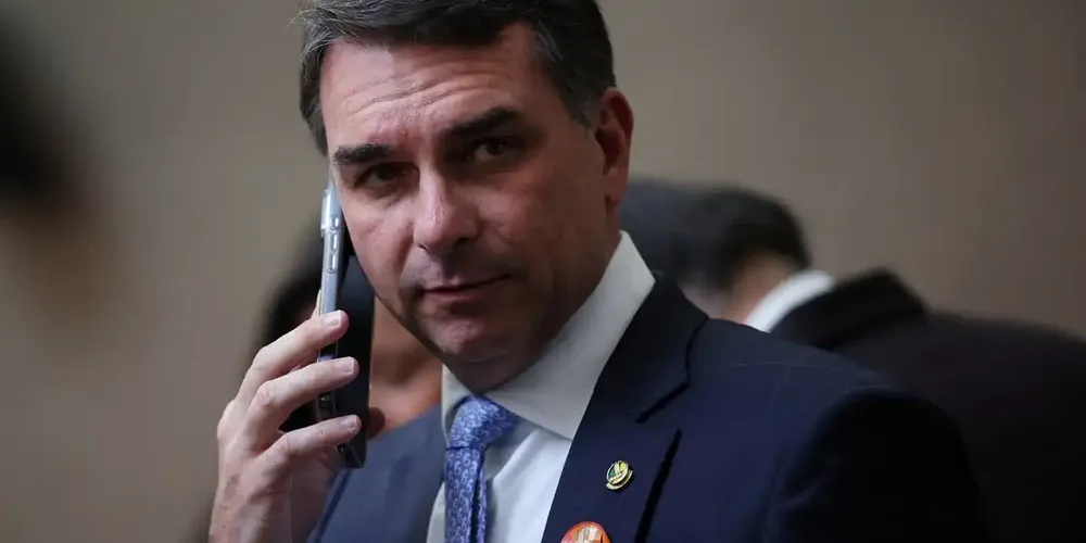 Esta será a primeira vez que o filho 01 do ex-presidente Jair Bolsonaro (PL) virá à capital paranaense como presidenciável