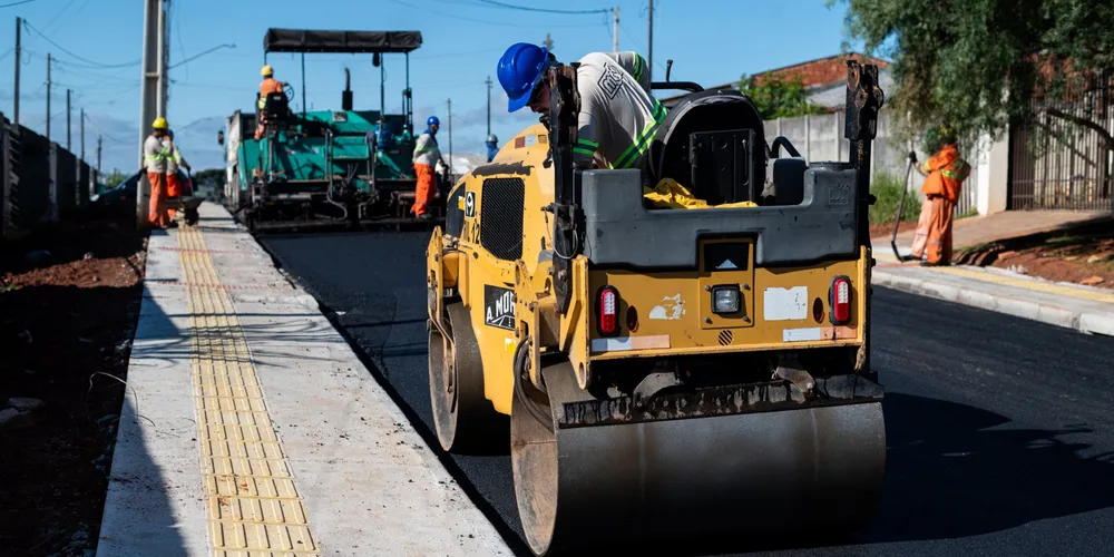 O asfalto no Mezzomo é uma das diversas frentes de obras em andamento no município, levando asfalto novo para diferentes locais da cidade