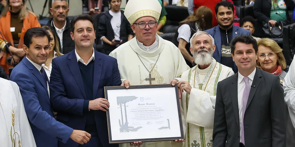 O governador Ratinho Junior participa da sessão solene em Homenagem às lideranças religiosas da Igreja Católica e à Conferência Nacional dos Bispos do Brasil