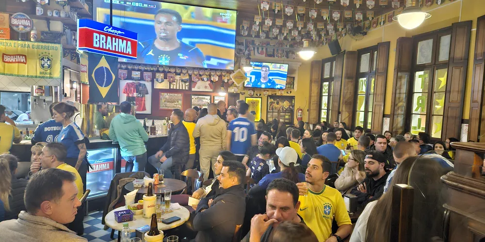 Ainda antes do intervalo, o astro Vini Jr. fez o terceiro gol brasileiro