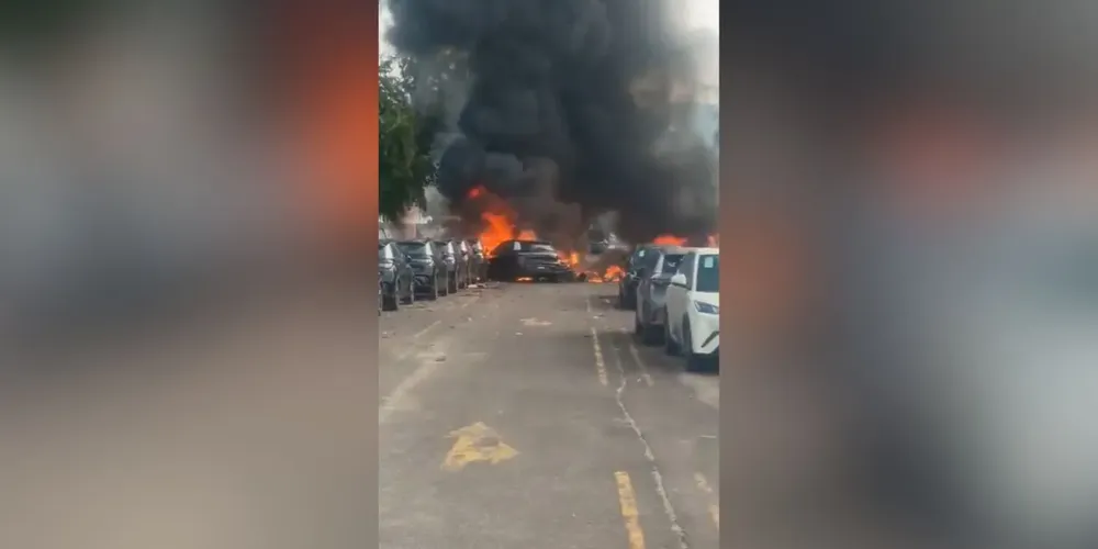 As duas aeronaves de pequeno porte colidiram no ar e caíram em um pátio de veículos elétricos