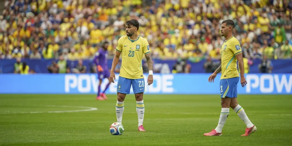 Lucas Paquetá em ação no duelo entre Brasil e Japão