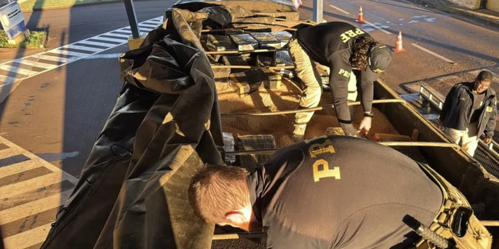 Por volta das 6 horas, a PRF abordou o motorista que dirigia uma carreta com placas de Cascavel (PR)
