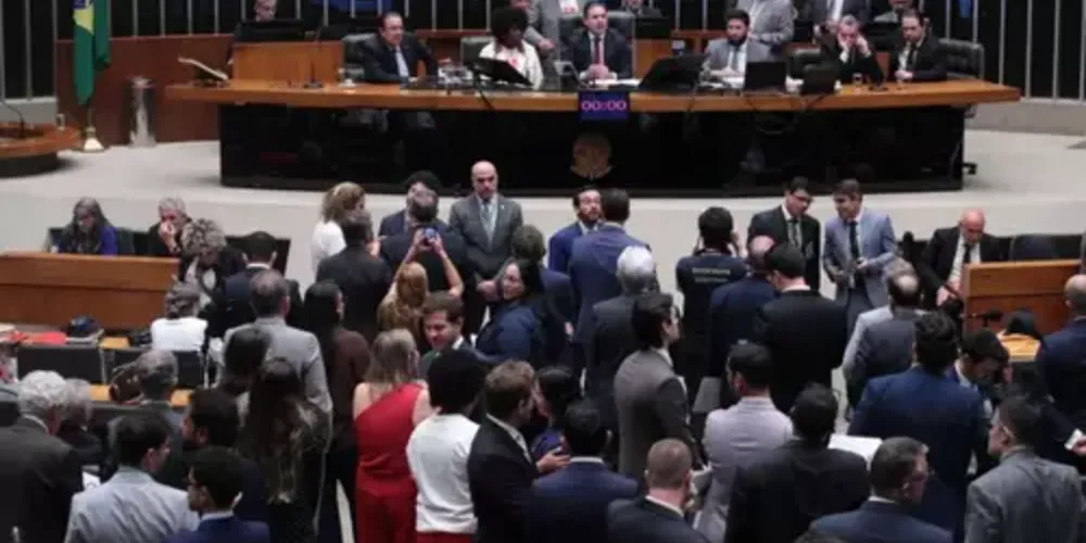 Para ser aprovada, a PEC requer 308 votos favoráveis em duas votações