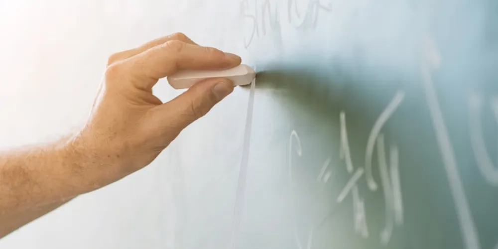Texto altera a Lei do Piso e a CLT para limitar a jornada semanal a 35 horas sem impacto na remuneração
