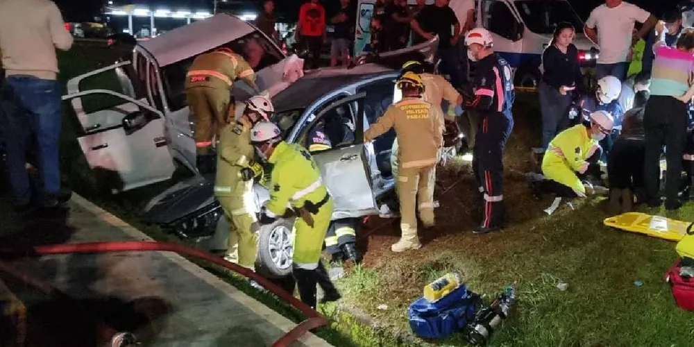 Acidente entre carro e caminhonete deixa dois mortos na BR-277