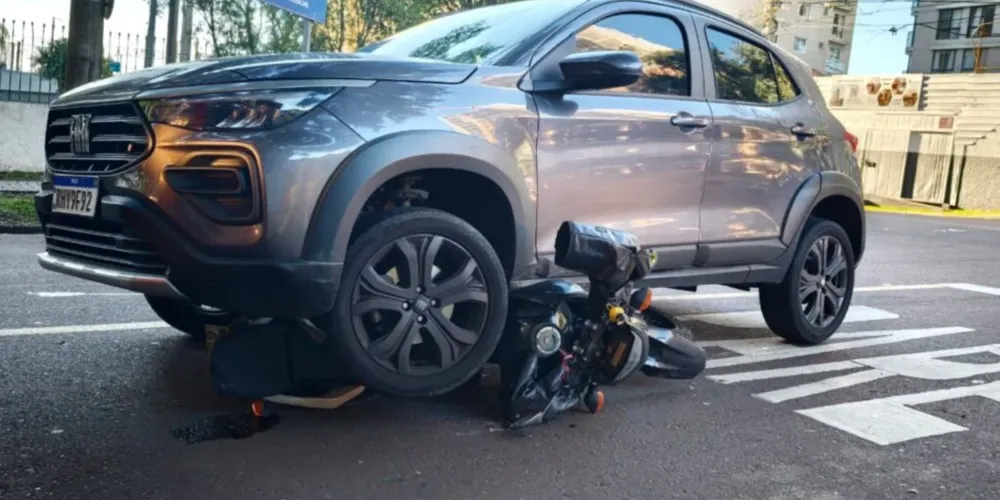 Moto via para sob carro em acidente no Portão, em Curitiba