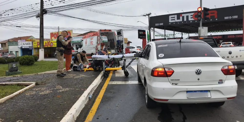 Acidente envolvendo uma moto Honda e um veículo VW/Voyage aconteceu em Uvaranas na manhã desta segunda-feira (15)