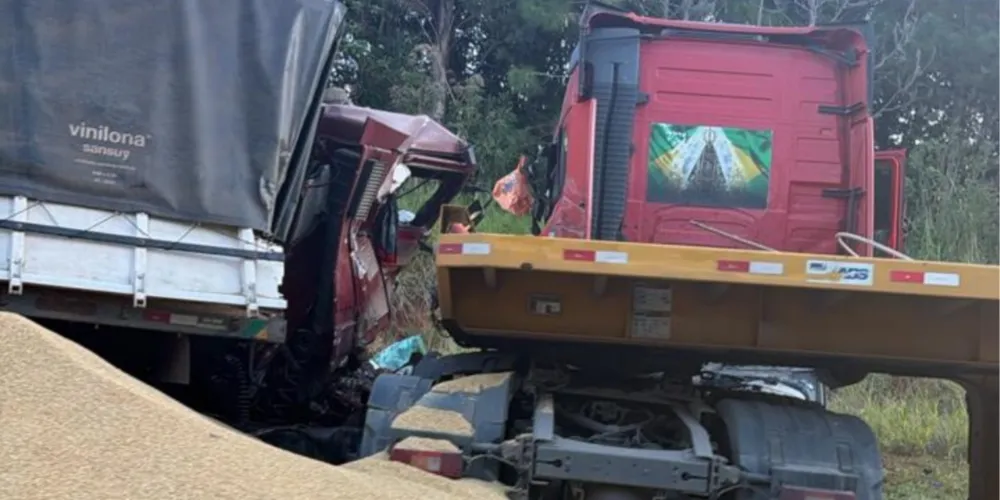 Colisão envolveu caminhão carregado com soja e um caminhão prancha