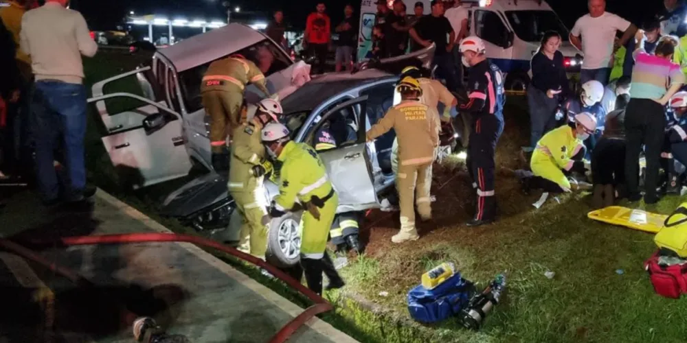 Acidente entre carro e caminhonete deixa dois mortos na BR-277