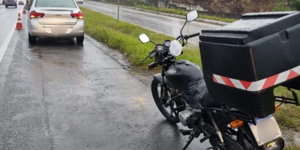 Nem o homem nem a mãe que estava na garupa da moto se machucaram no engavetamento na BR-116