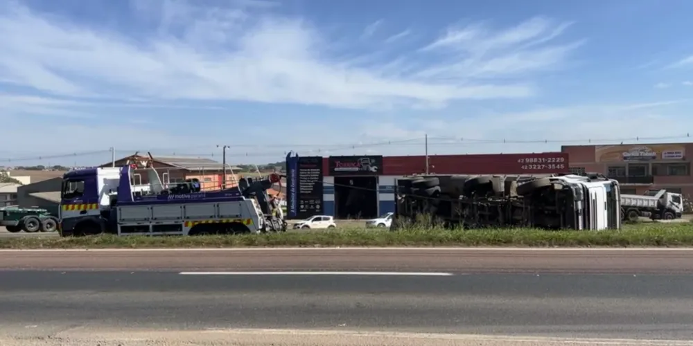 O trânsito da pista ficou totalmente bloqueado