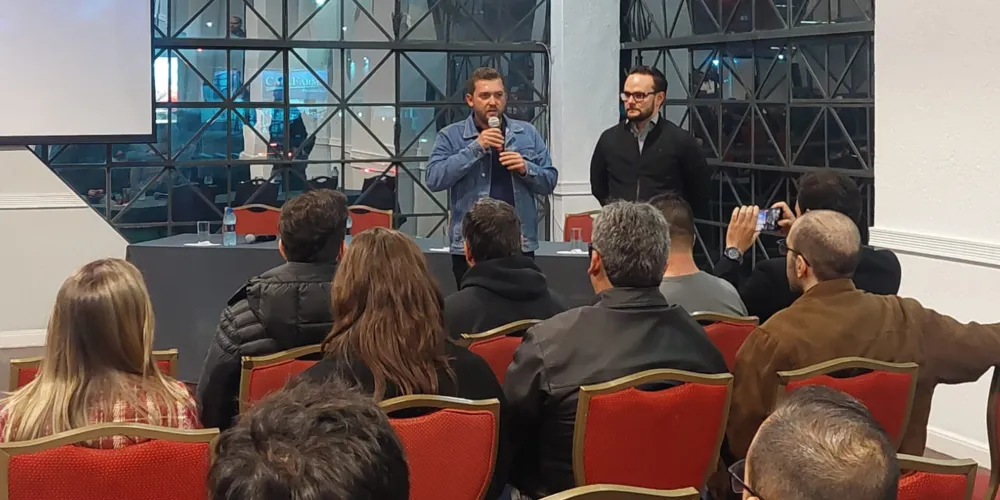 Evento ocorreu na sede da Associação dos Engenheiros e Arquitetos de Ponta Grossa