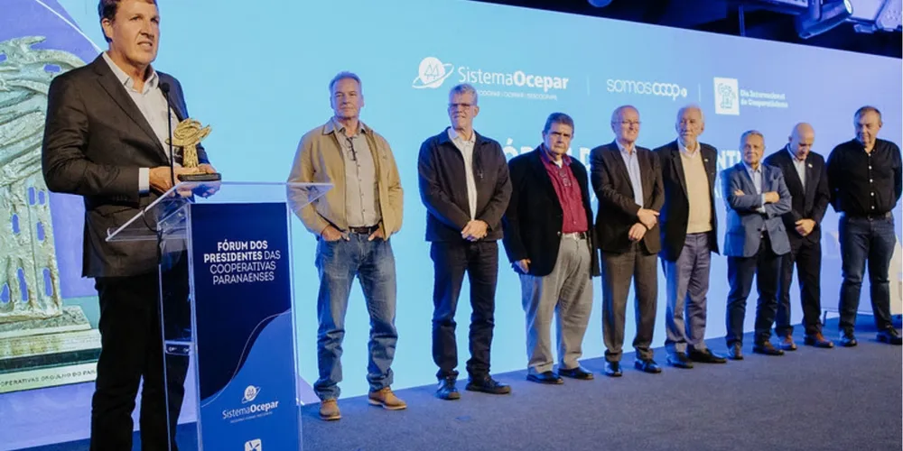 Os presidentes Willem Berend Bouwman e Adam Stemmer celebram a conquista da honraria ao lado de conselheiros e autoridades políticas durante a abertura do Fórum dos Presidentes